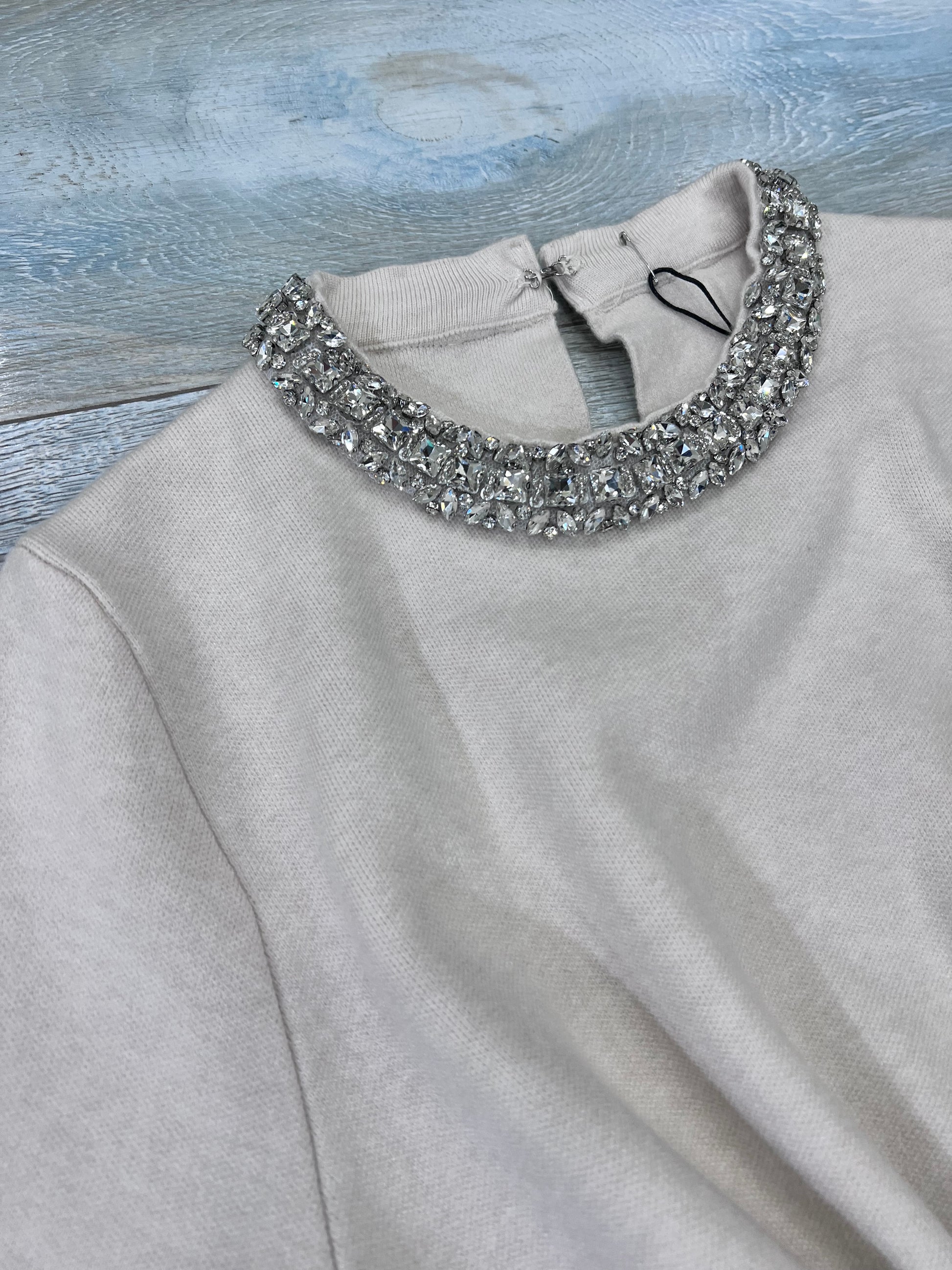 Dettaglio collo con brillantini abito donna lanetta panna - Made in Italy
