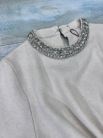 Dettaglio collo con brillantini abito donna lanetta panna - Made in Italy
