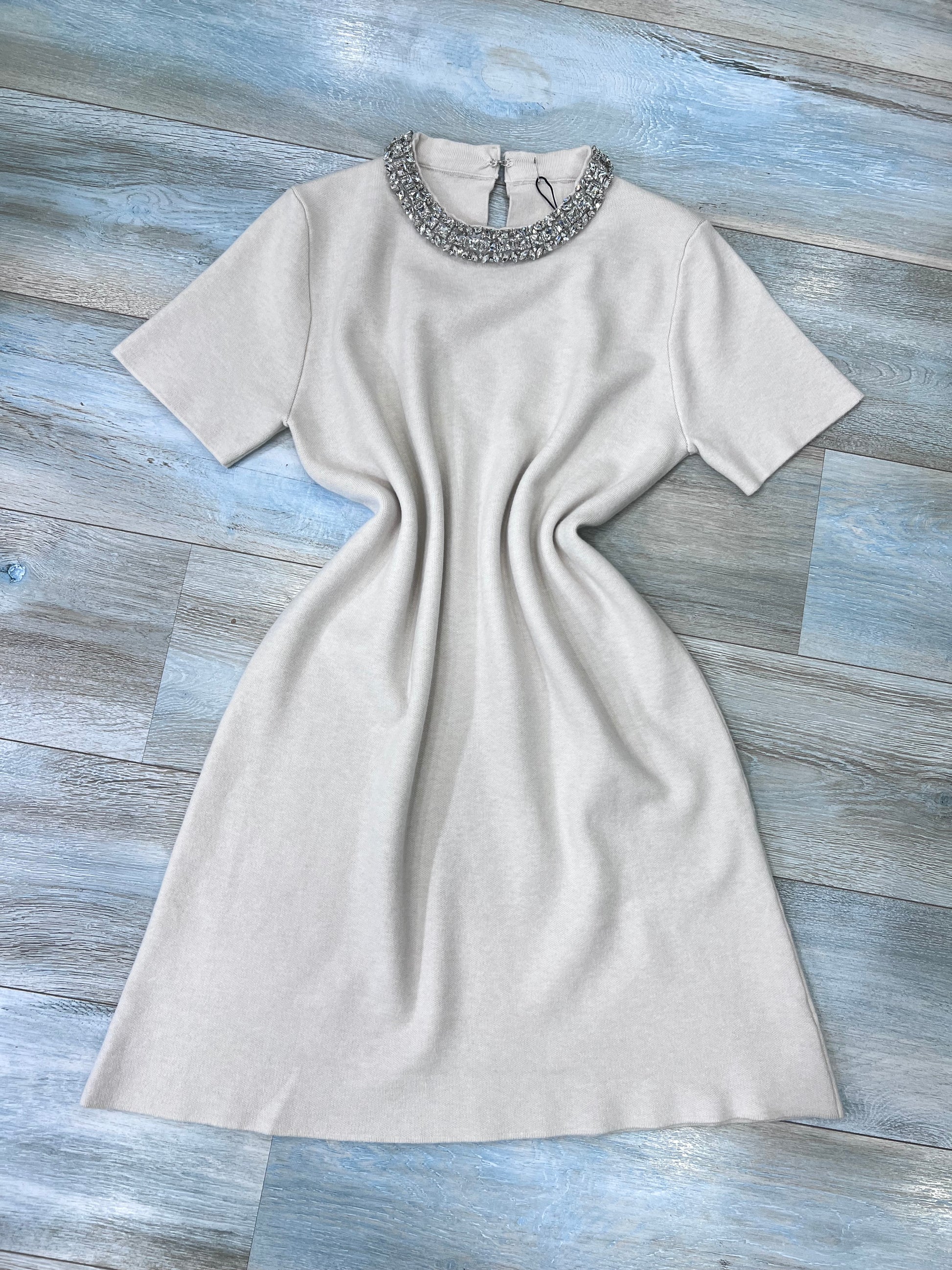 Abito donna elegante in lanetta panna con collo brillantini - vista frontale
