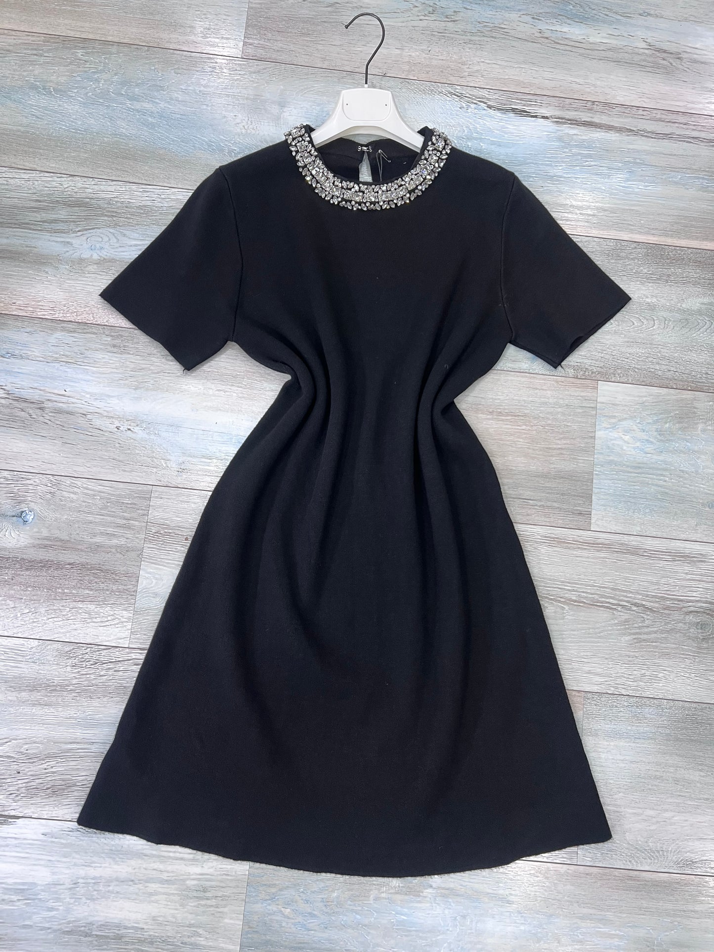 Abito donna elegante in lanetta nero con collo brillantini - vista frontale
