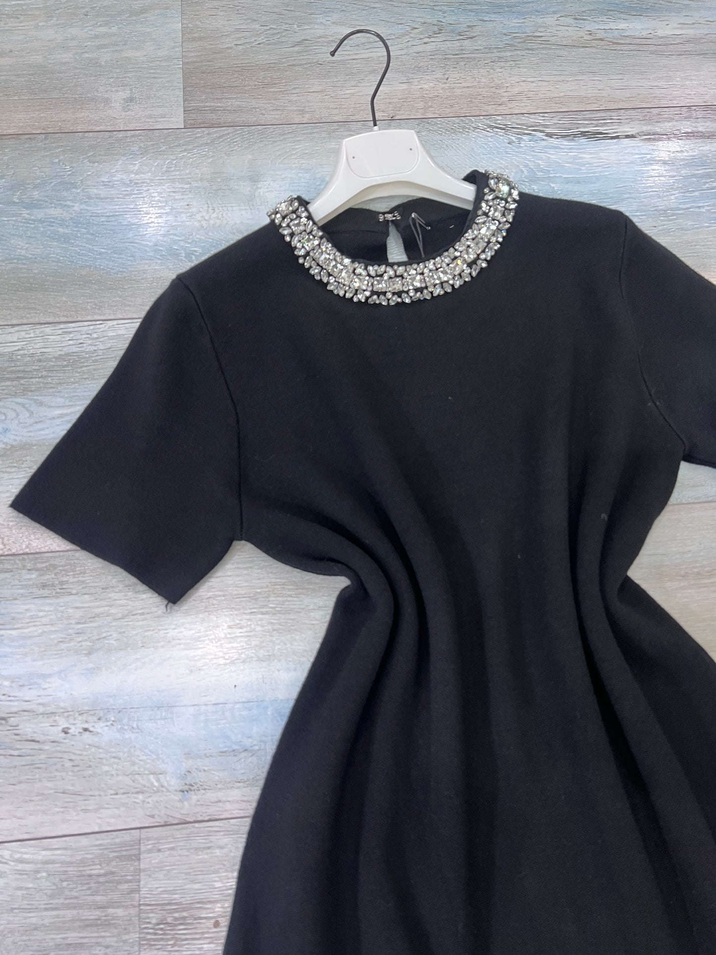 Dettaglio collo con brillantini abito donna lanetta nero - Made in Italy
