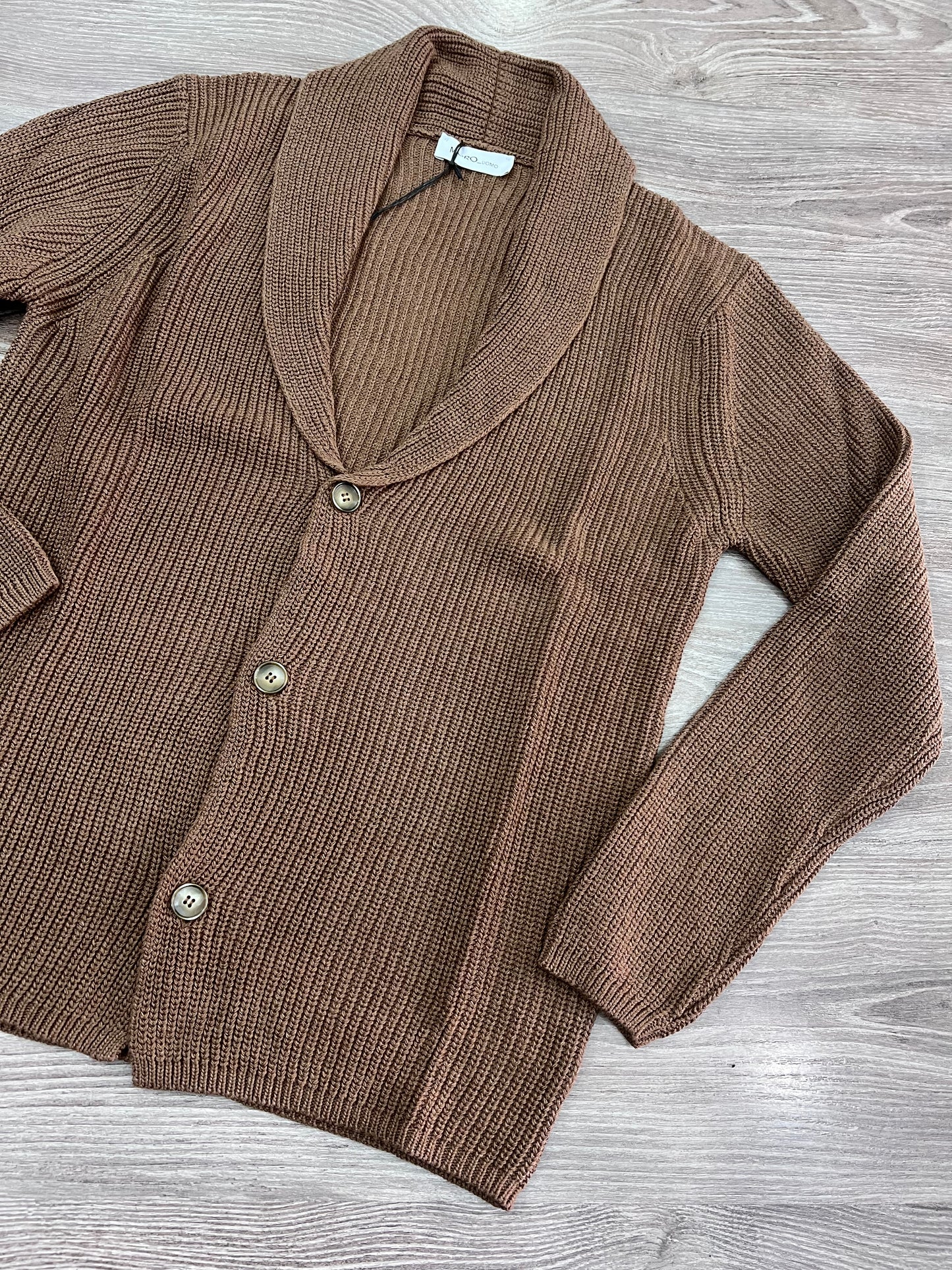 Dettaglio bottoni e scollo a V cardigan uomo brown qualità artigianale