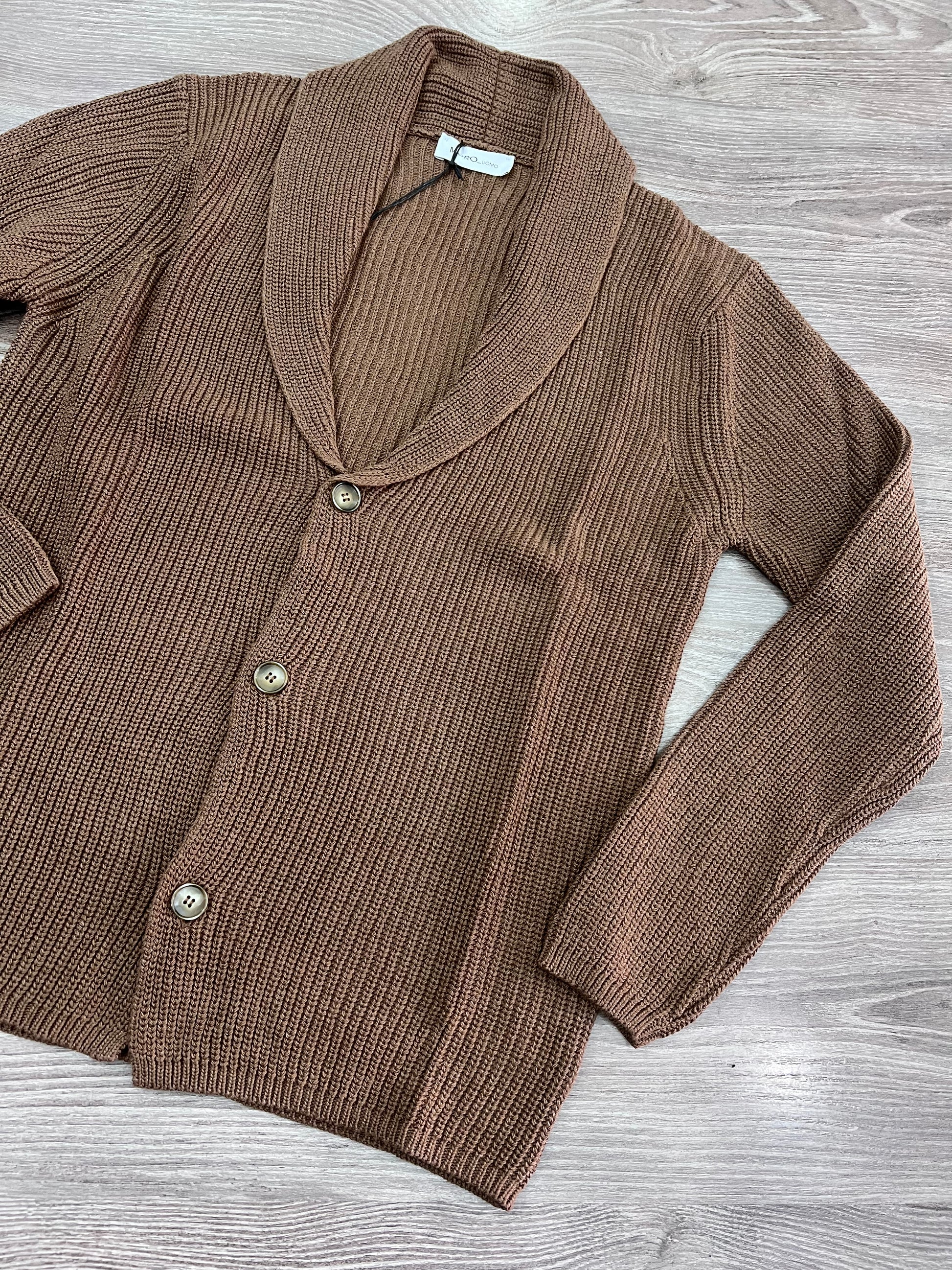 Dettaglio bottoni e scollo a V cardigan uomo brown qualità artigianale