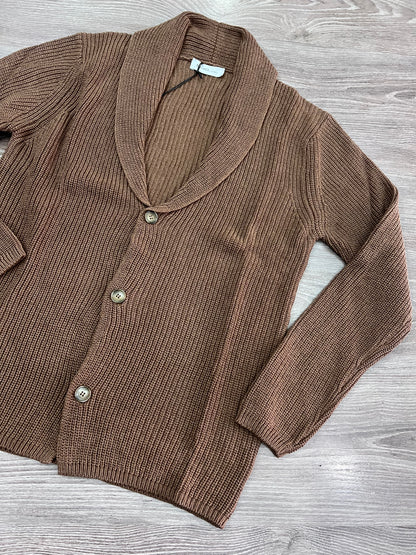 Dettaglio bottoni e scollo a V cardigan uomo brown qualità artigianale
