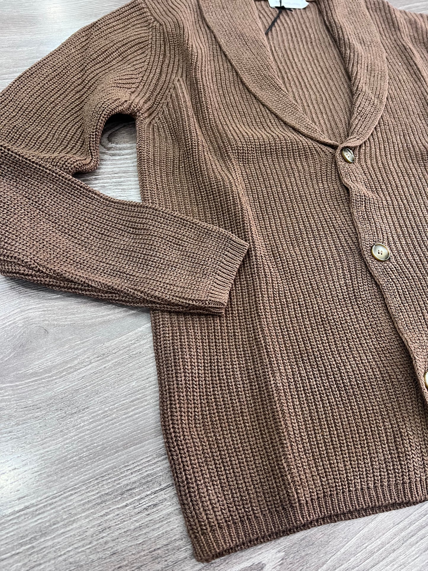 Dettaglio manica e texture cardigan brown premium Made in Italy