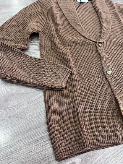 Dettaglio manica e texture cardigan brown premium Made in Italy