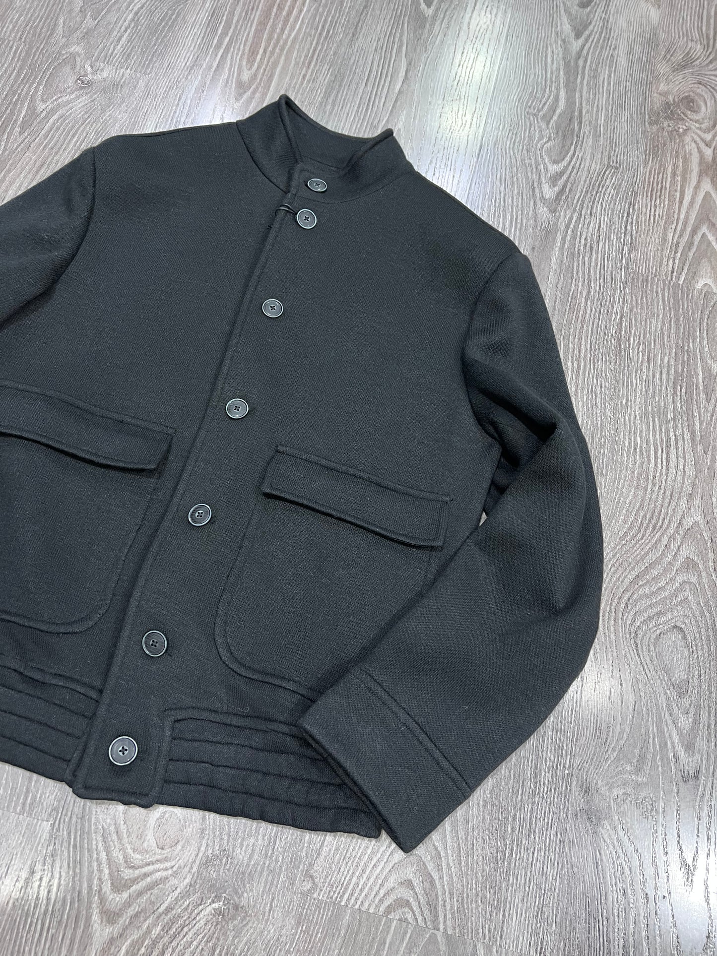 Giubbotto cardigan uomo in nero qualità premium - dettaglio texture maglia
