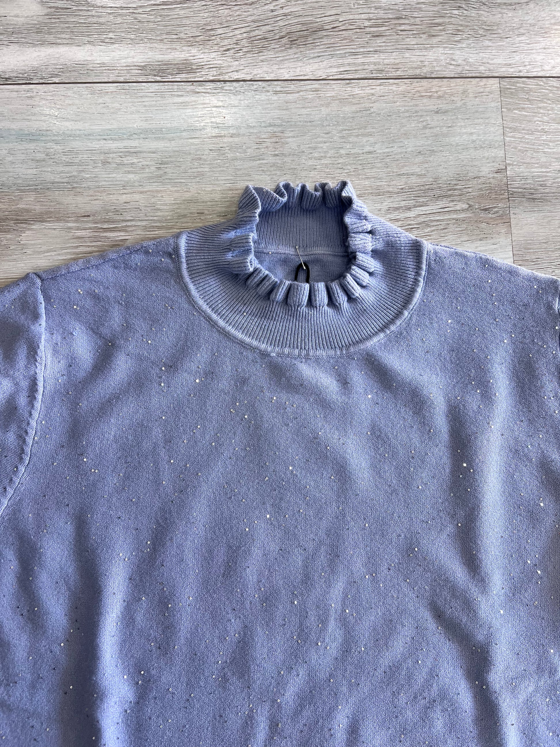 "Dettaglio mezzo collo maglia lurex - design versatile ed elegante"