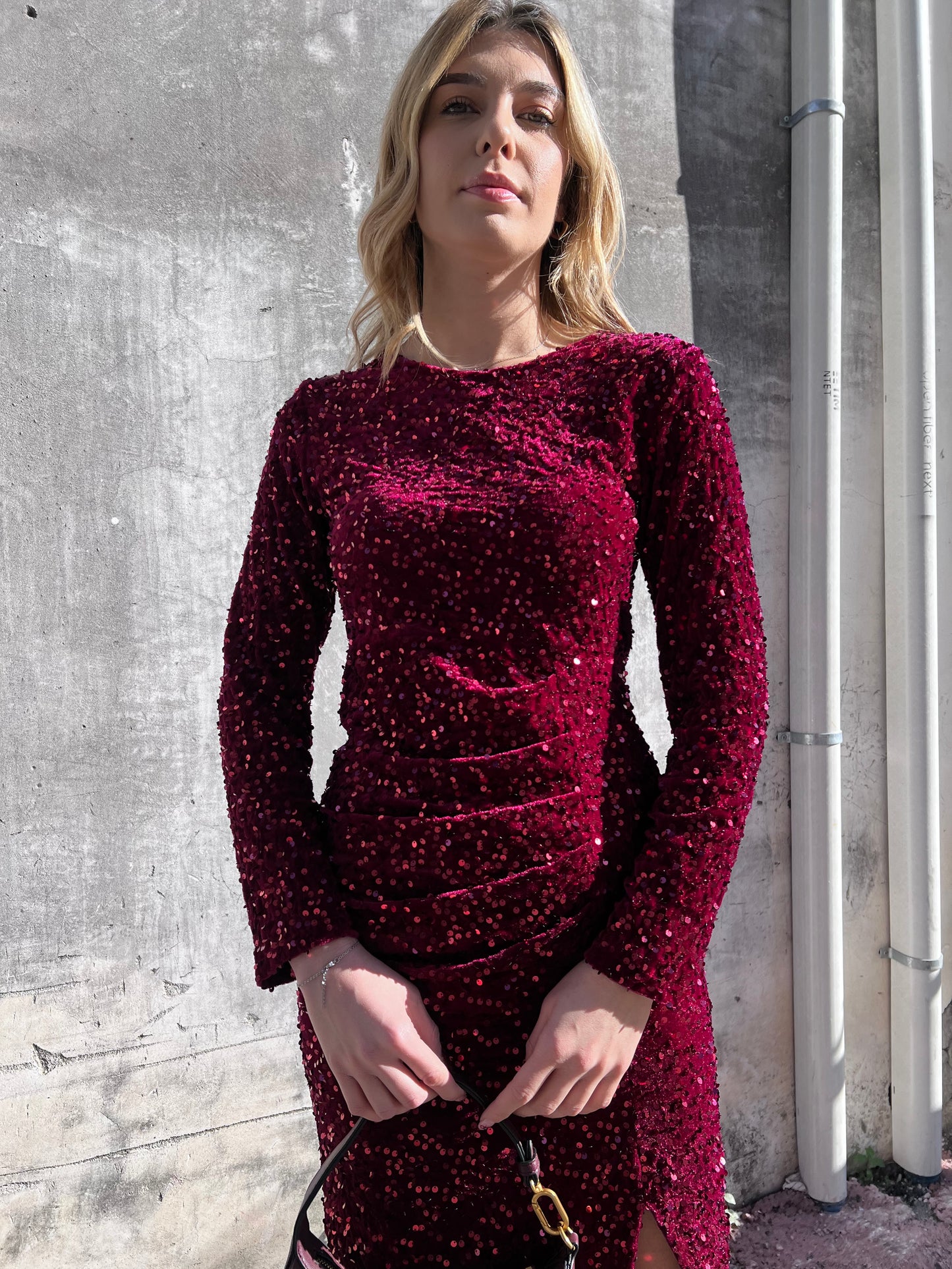  "Dettaglio paillettes luminose abito lungo elegante donna tessuto vellutino"