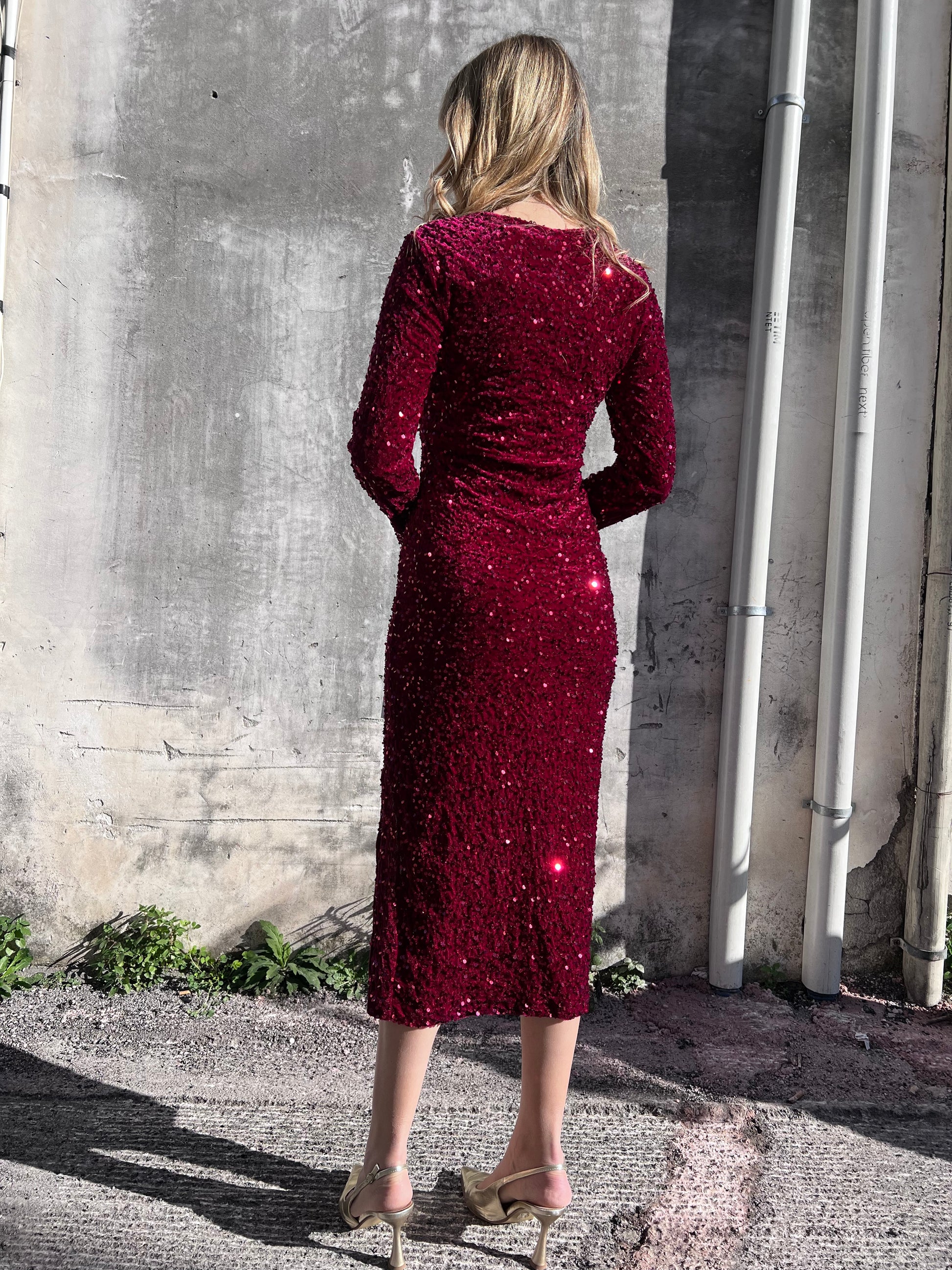 "Abito lungo girocollo con paillettes vista posteriore Made in Italy"