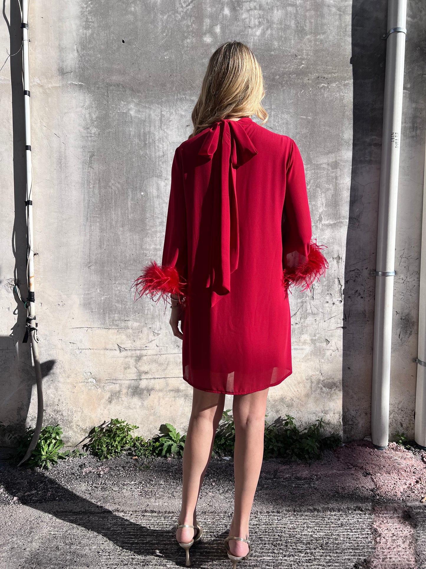 "Abito velato con fiocco sul retro e maniche piume Made in Italy"