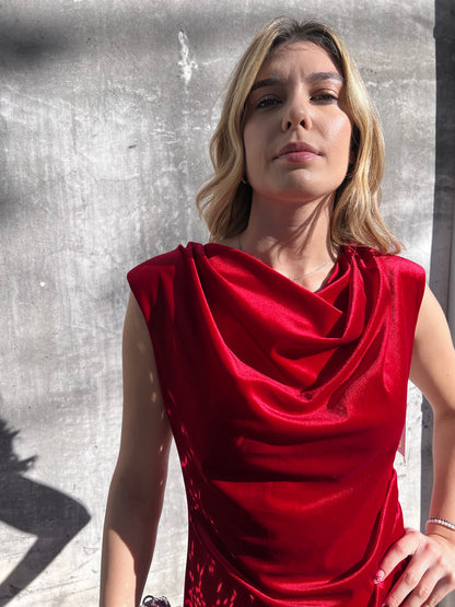 "Dettaglio giro manica drappeggiato abito tubino velluto donna"