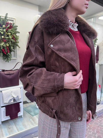 Dettaglio giubbotto donna scamosciato con interno eco pelliccia calda e morbida
