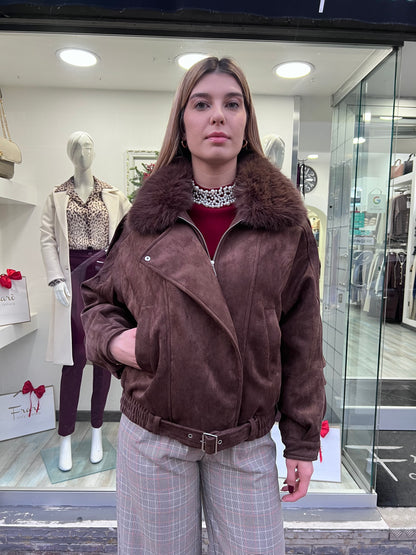 Giubbotto donna invernale scamosciato marrone con eco pelliccia e collo removibile - vista frontale
