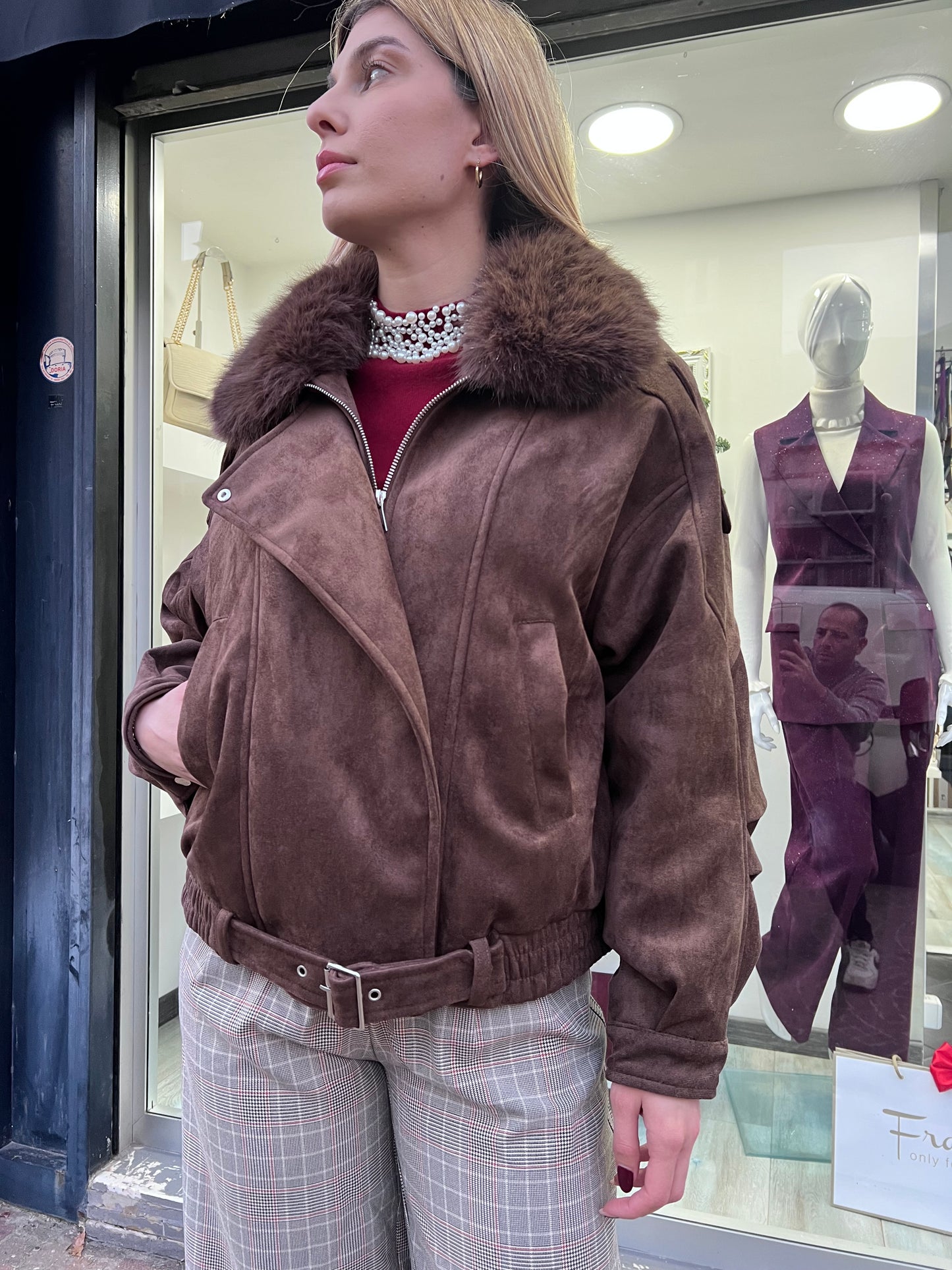 Giubbotto invernale donna con abbottonatura trasversale e zip - dettaglio chiusura
