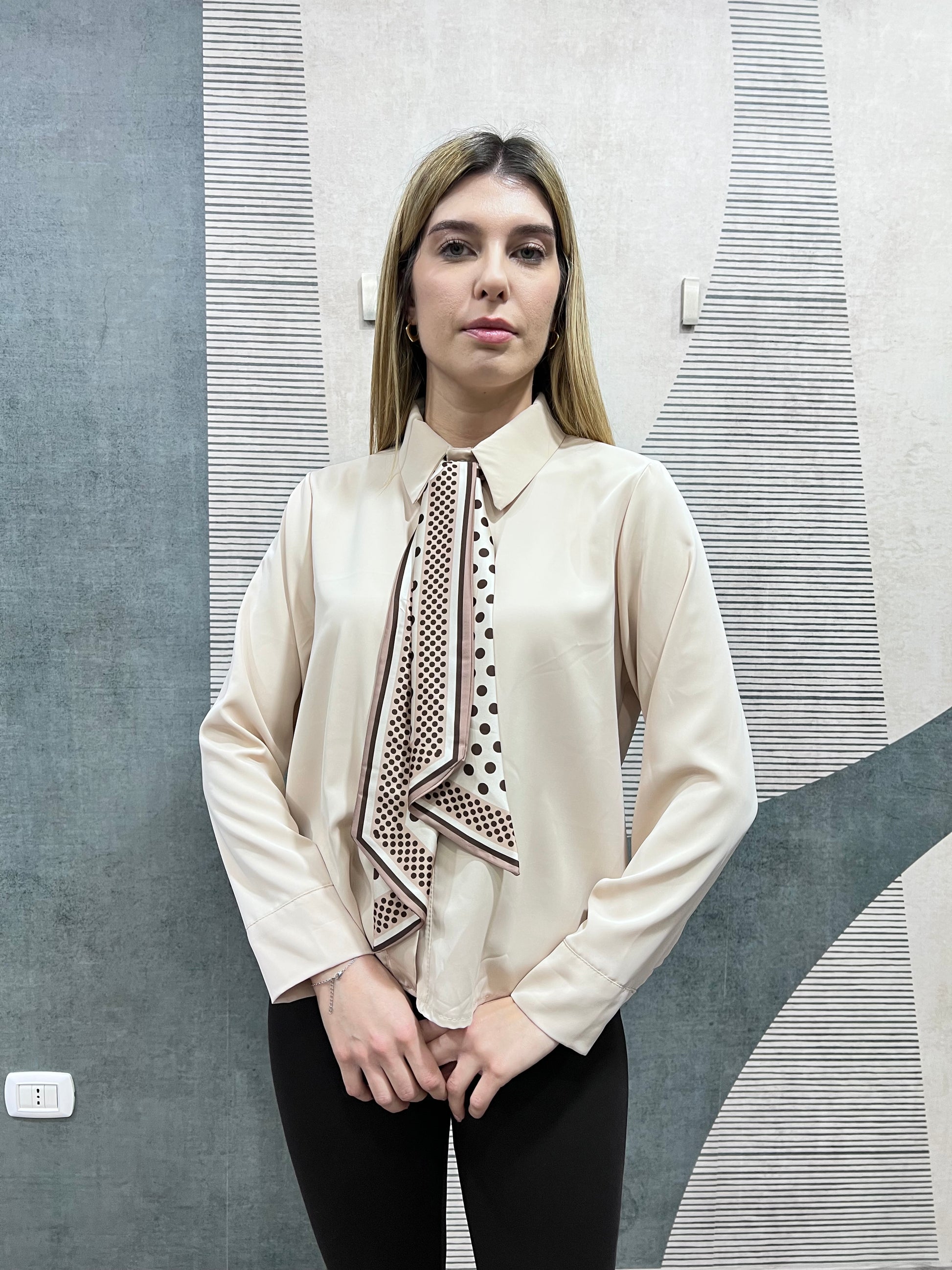 Camicia donna elegante beige con cravatta a pois nera, collo alla francese, manica lunga Made in Italy
