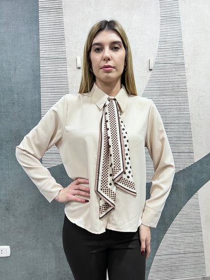 Dettaglio cravatta a pois e collo alla francese camicia donna elegante italiana
