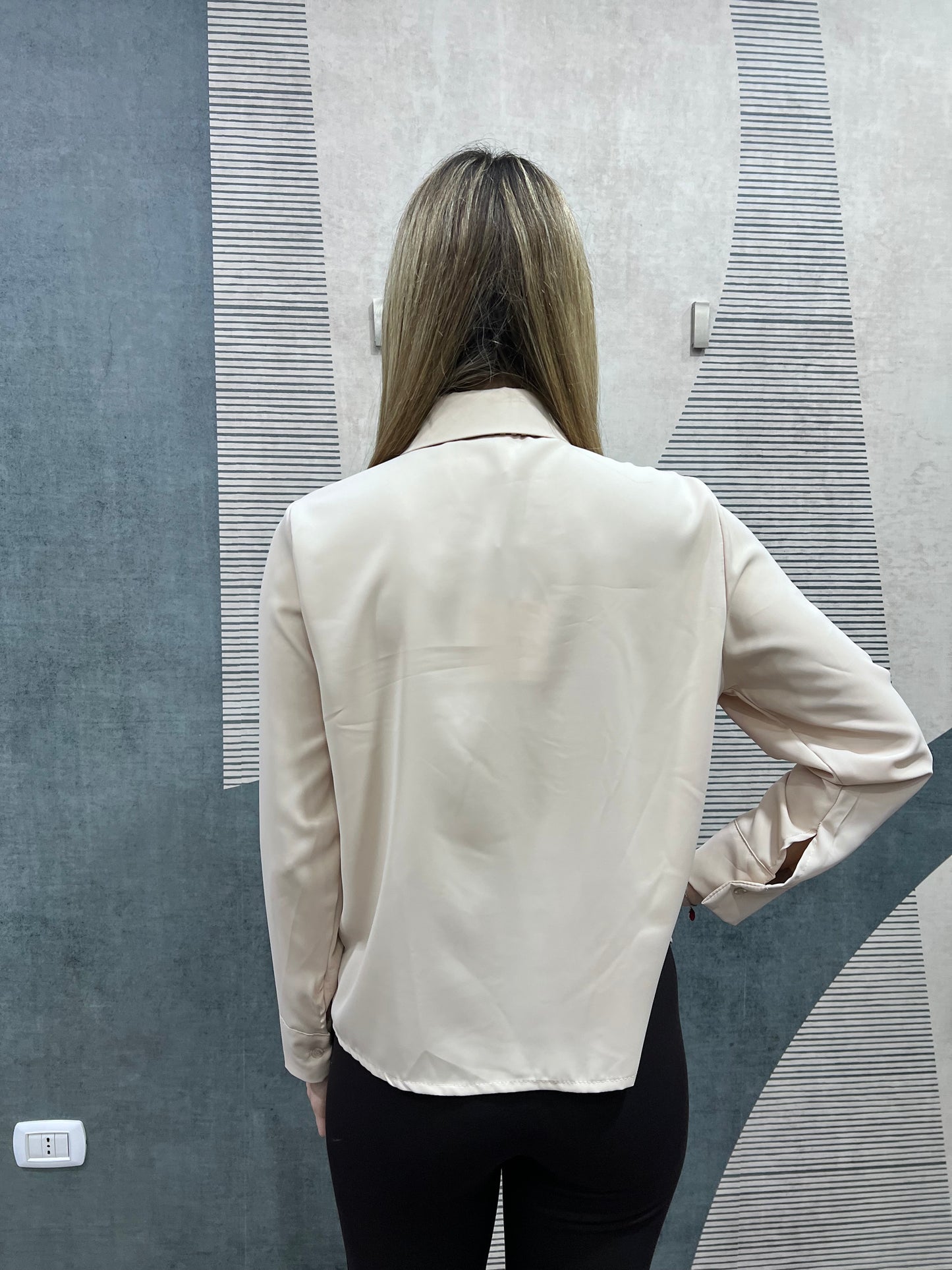 Vista posteriore camicia donna elegante Made in Italy con cravatta a pois e manica lunga
