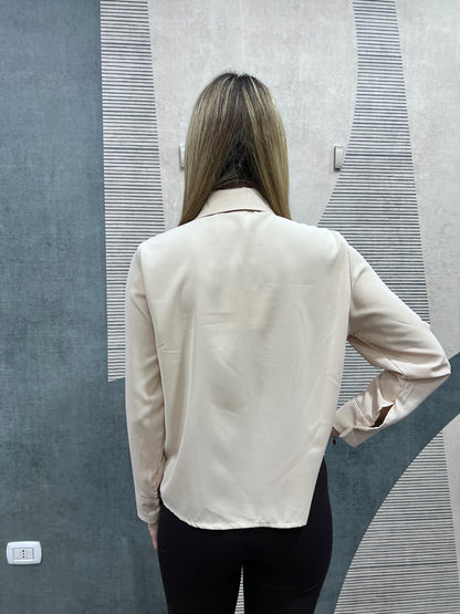 Vista posteriore camicia donna elegante Made in Italy con cravatta a pois e manica lunga
