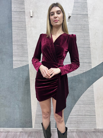 Modella indossa abito tubino velluto - outfit elegante festa natale
