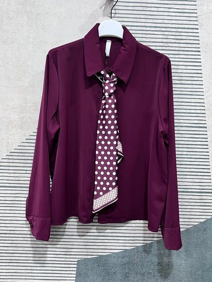 Camicia donna bordeaux con cravatta a pois, stile raffinato per ufficio e cerimonie
