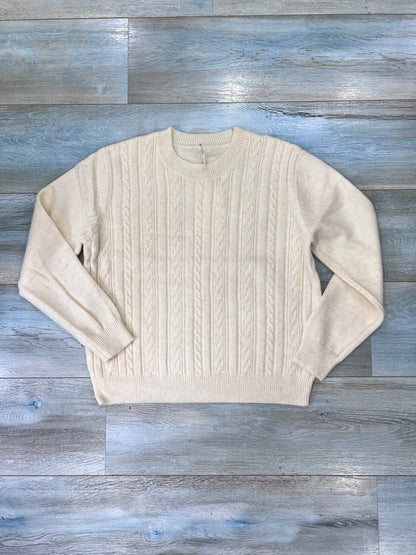 Dettaglio trama a trecce con brillantini lurex su maglione donna elegante
