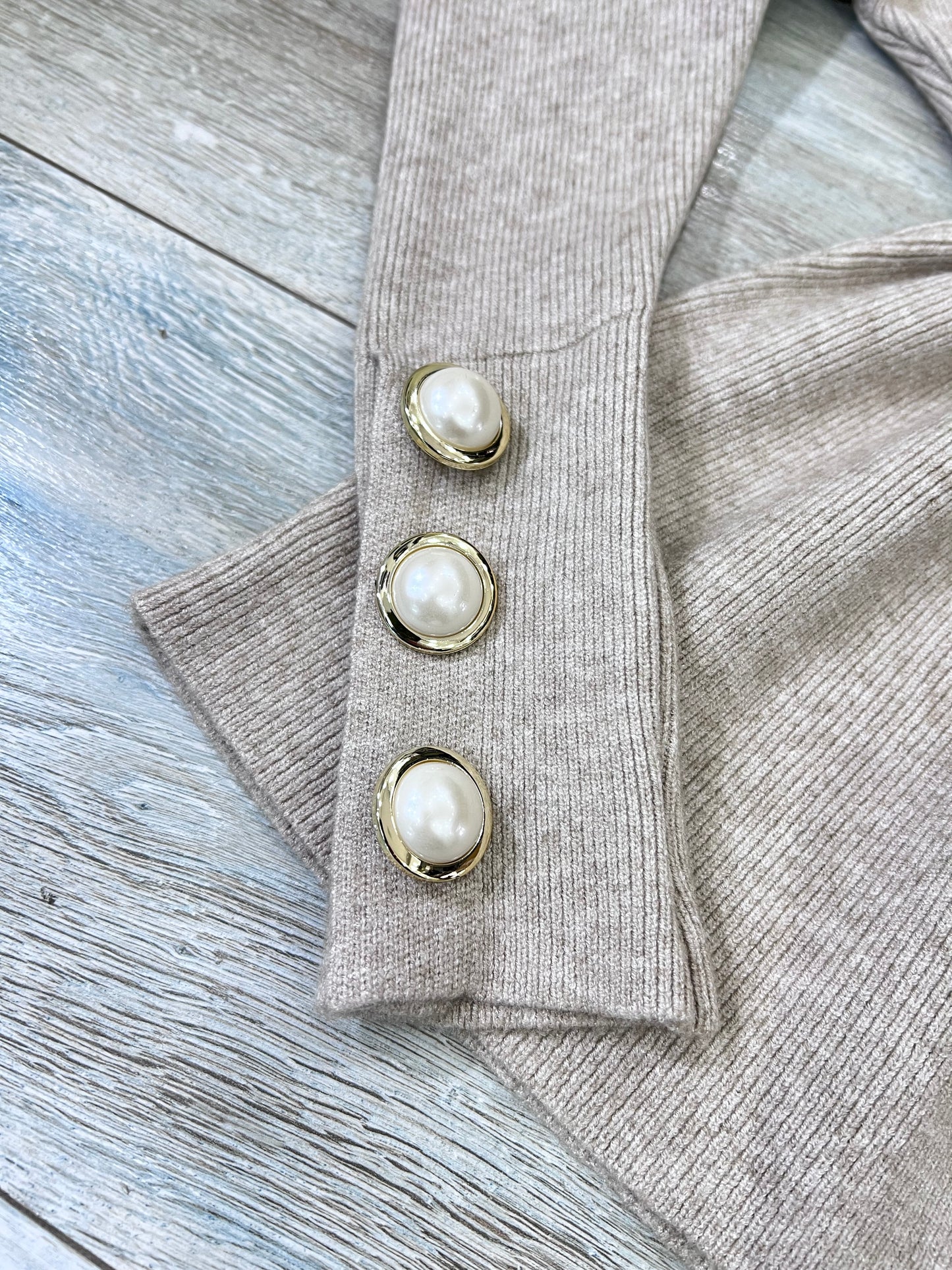 Cord Set Lanetta ZS - Dettaglio maglia con bottoni gioiello ai polsi - Tessuto morbido e caldo
