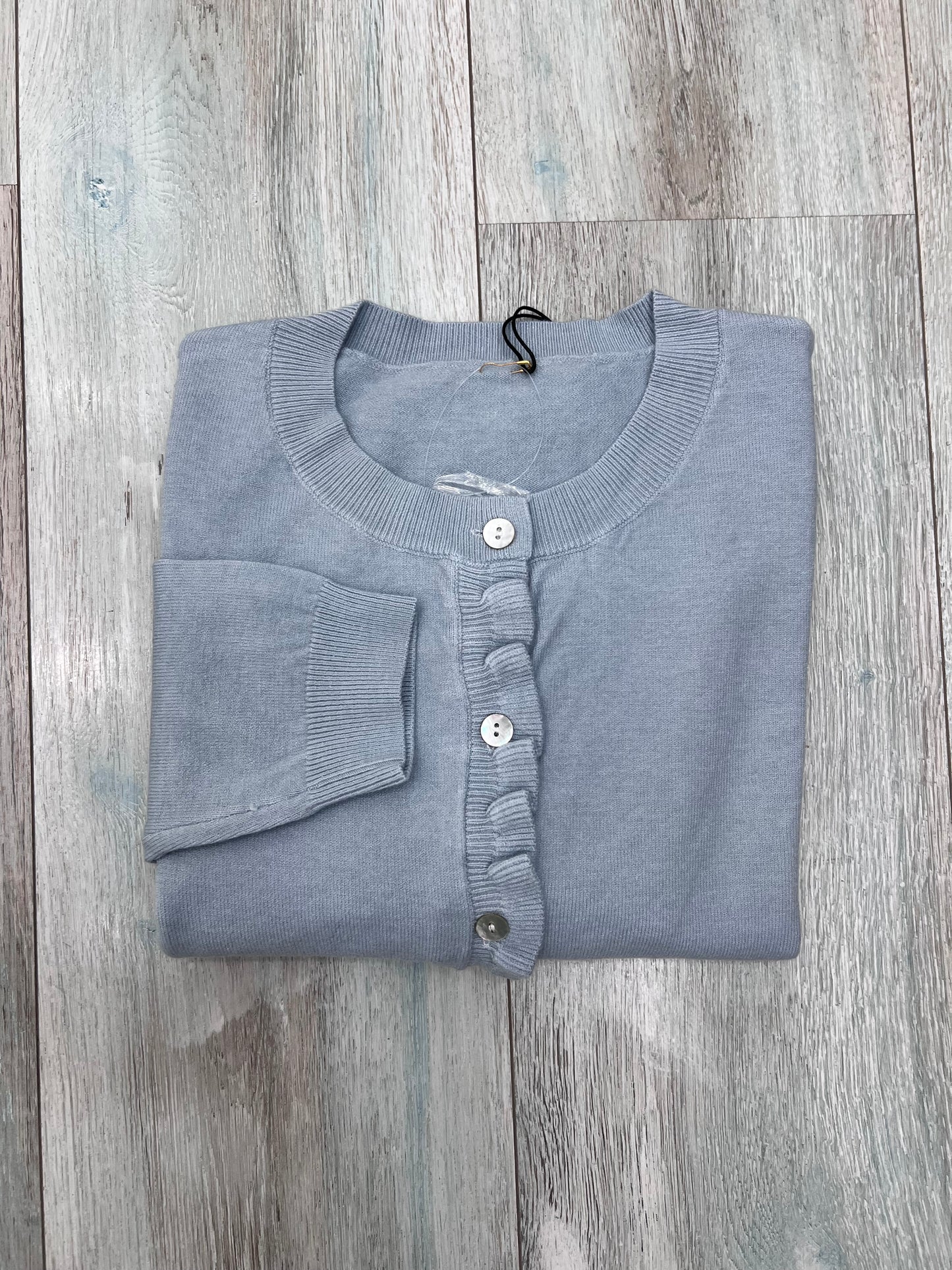 Cardigan elegante donna manica lunga con rouge decorativo - dettaglio texture lanetta colore celeste
