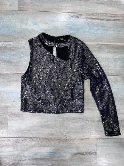 Dettaglio maglia crop mono spalla con paillettes blu - completo elegante donna per party
