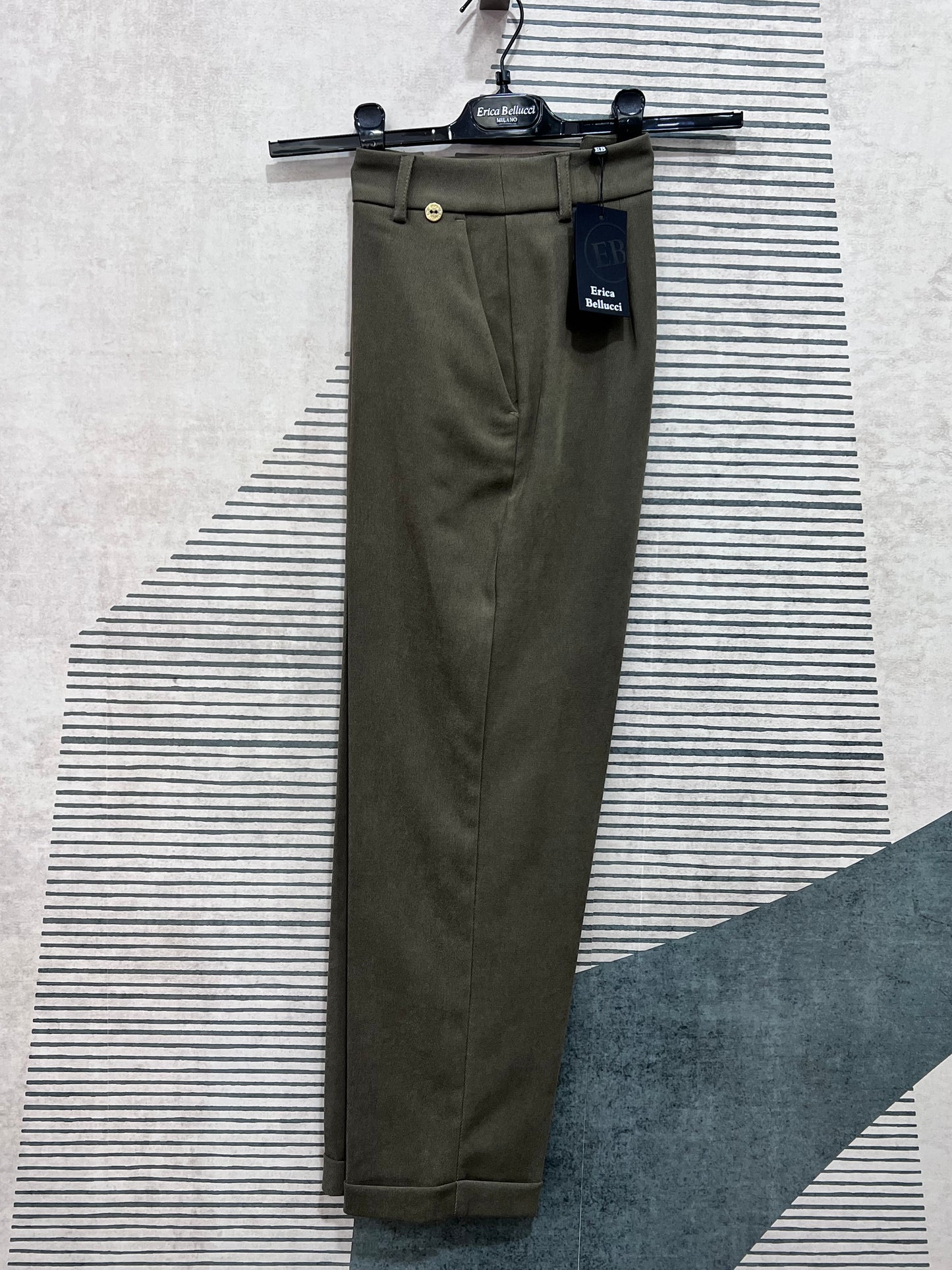 Dettaglio pantalone sigaretta donna alta vita camel verde - tessuto caldo invernale premium
