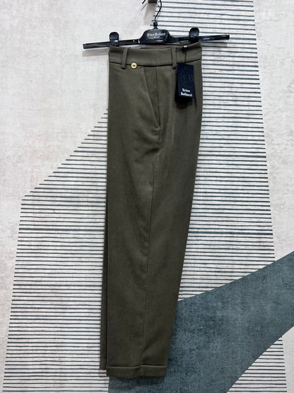 Dettaglio pantalone sigaretta donna alta vita camel verde - tessuto caldo invernale premium
