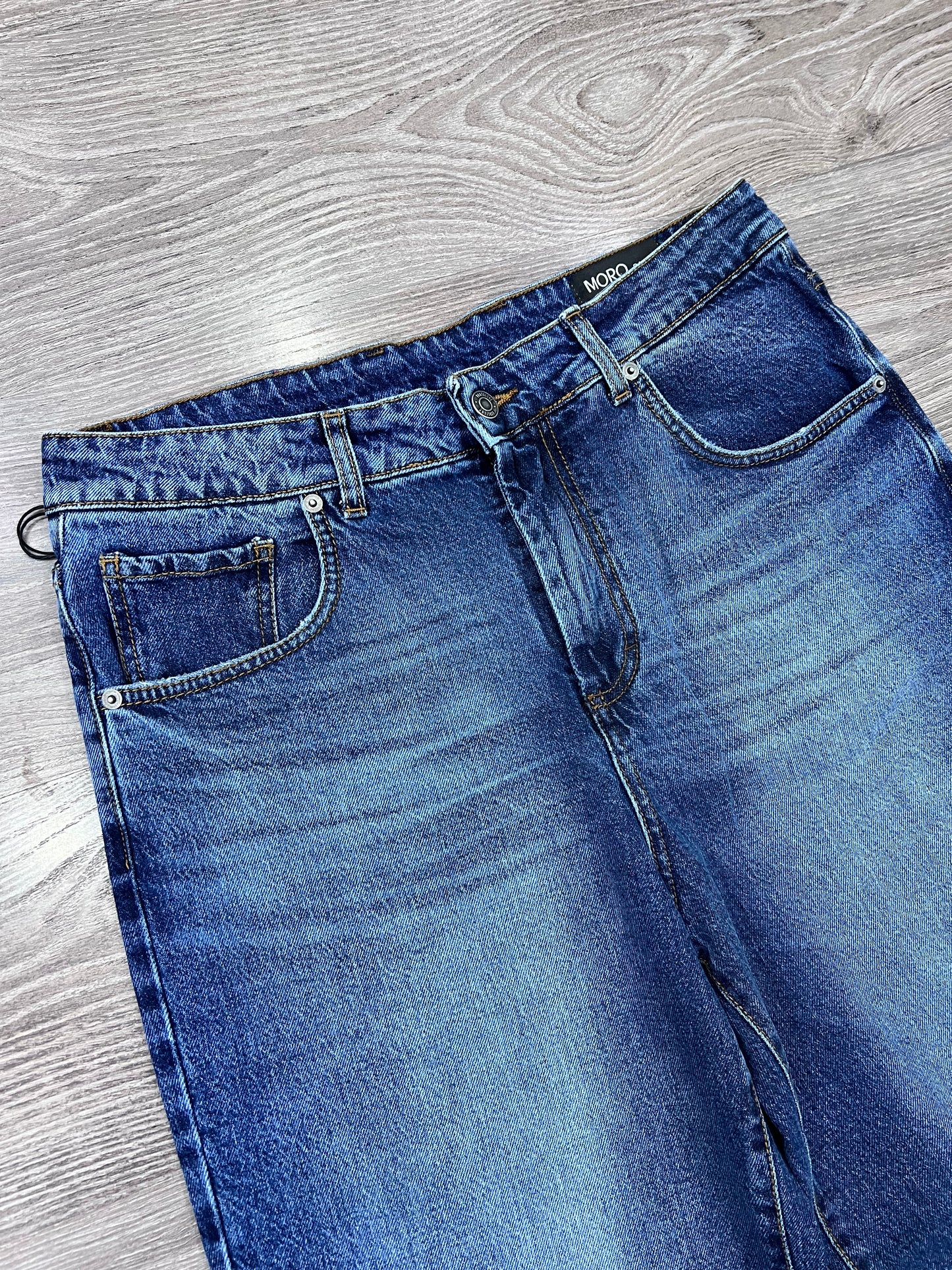 Dettaglio cintura e passanti jeans wide leg uomo premium