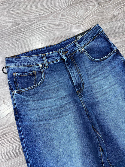 Dettaglio cintura e passanti jeans wide leg uomo premium