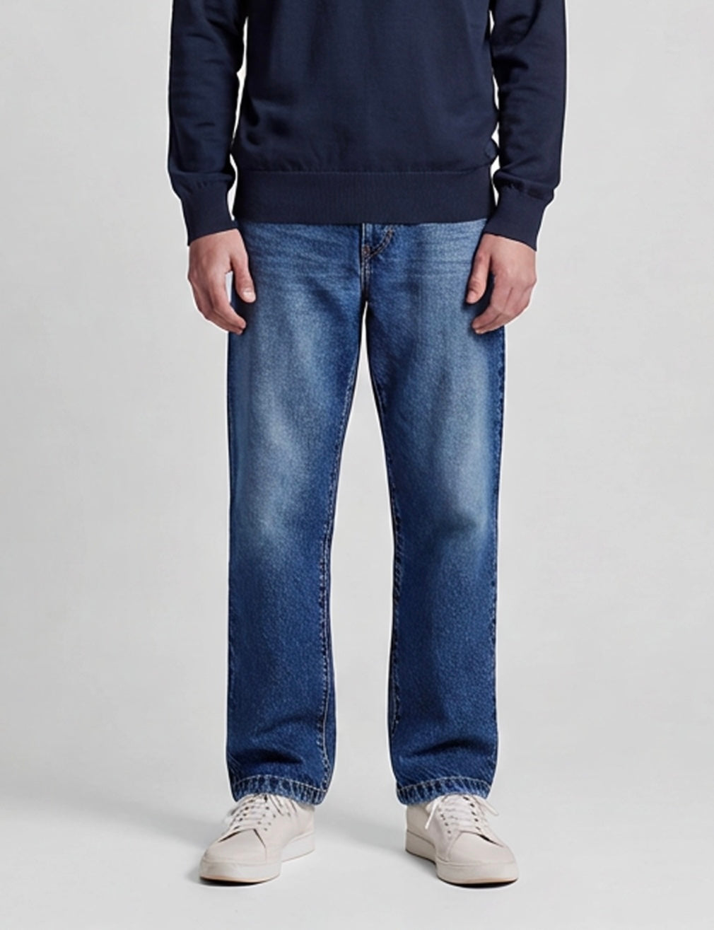 Jeans uomo gamba larga wide leg sabbiato - vista frontale dettaglio vestibilità