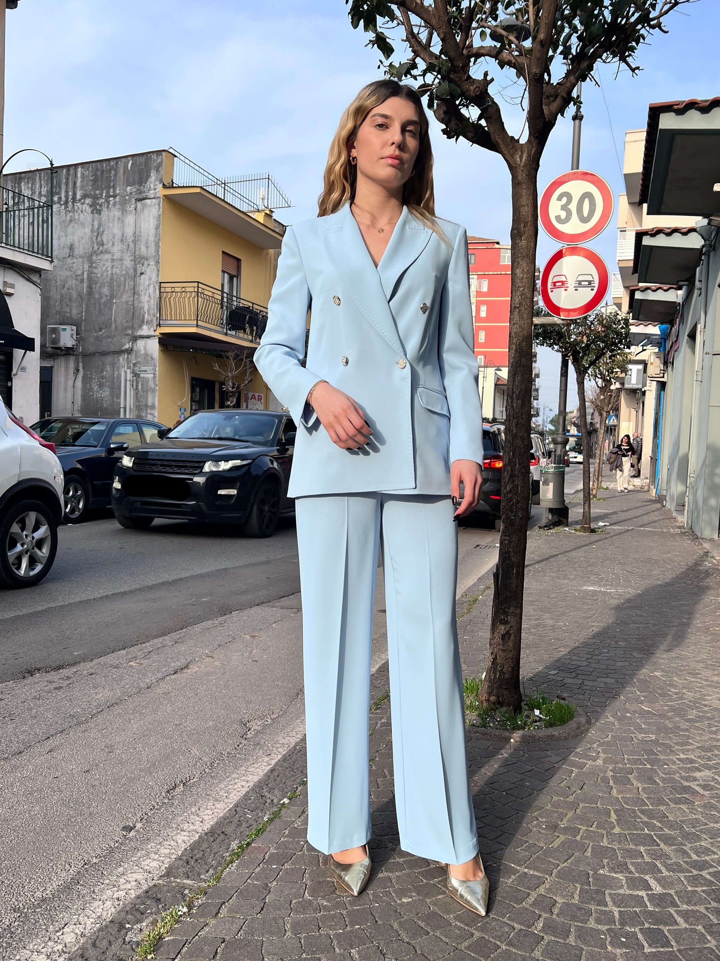 Tailleur donna Gadì 576 polvere - blazer doppio petto e pantalone palazzo - vista frontale.