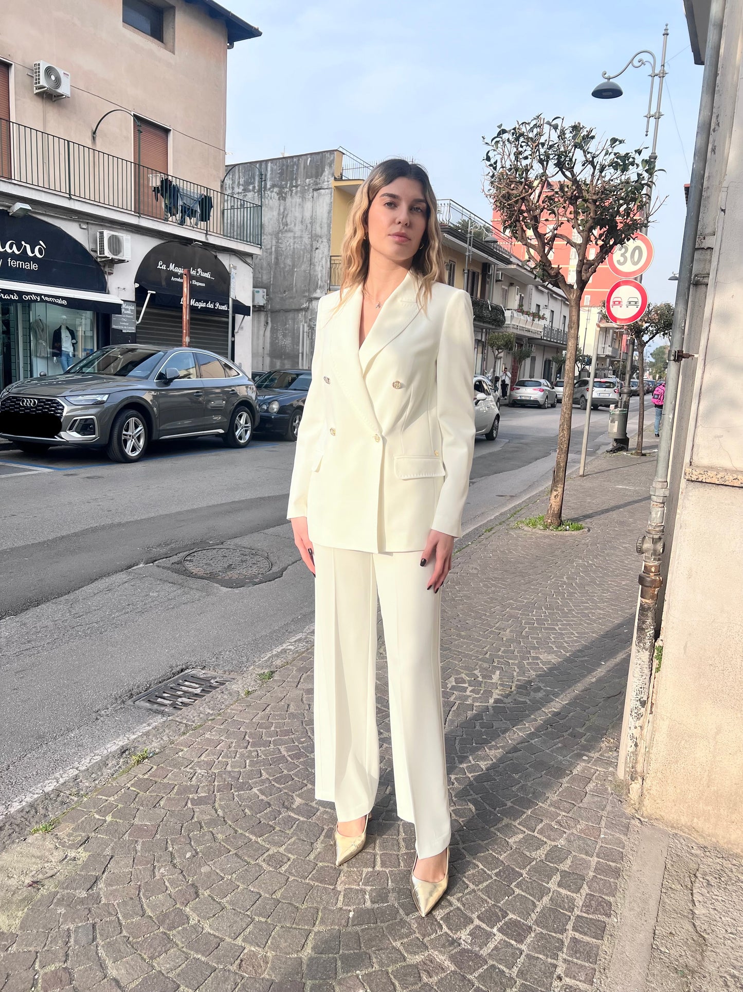 Vista laterale tailleur donna Gadì bianco brillante - blazer e pantalone palazzo elegante
