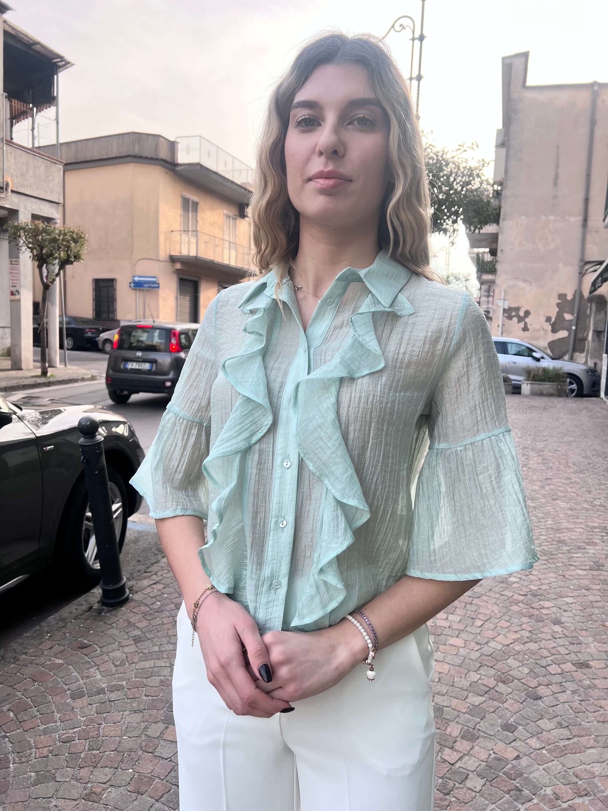 Donna indossa Camicia Donna 103 Erica Bellucci regular fit, tessuto Tencel Made in Italy – Frarò