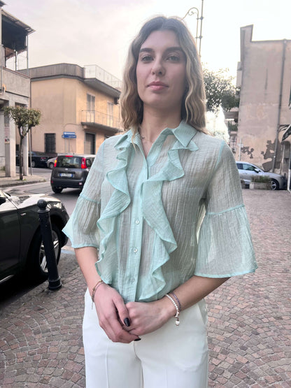 Donna indossa Camicia Donna 103 Erica Bellucci regular fit, tessuto Tencel Made in Italy – Frarò