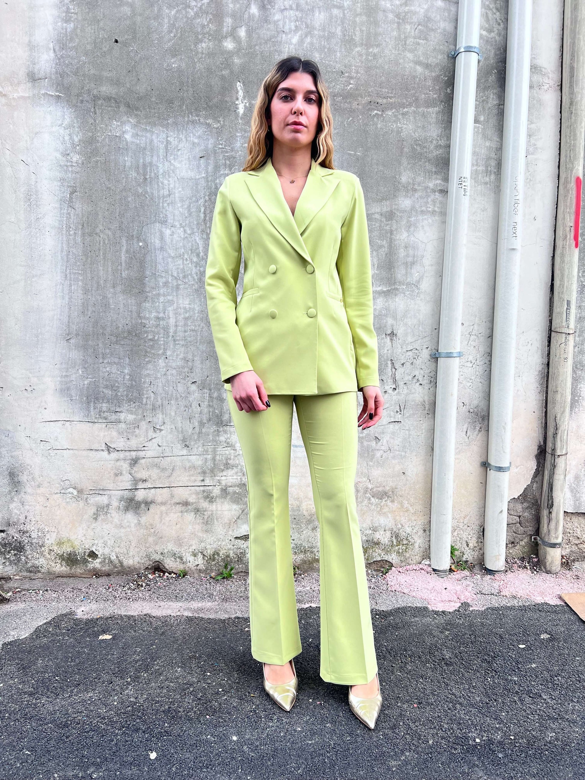 Tailleur donna 580 verde - blazer doppio petto avvitato e pantalone a zampa - vista frontale