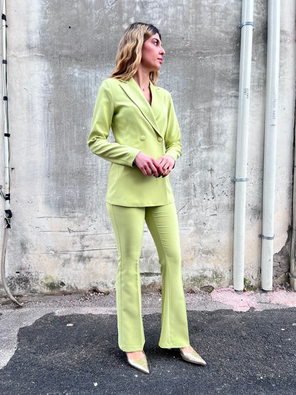 Modella indossa tailleur donna 580 verde - completo elegante donna cerimonia evento formale PE 2026