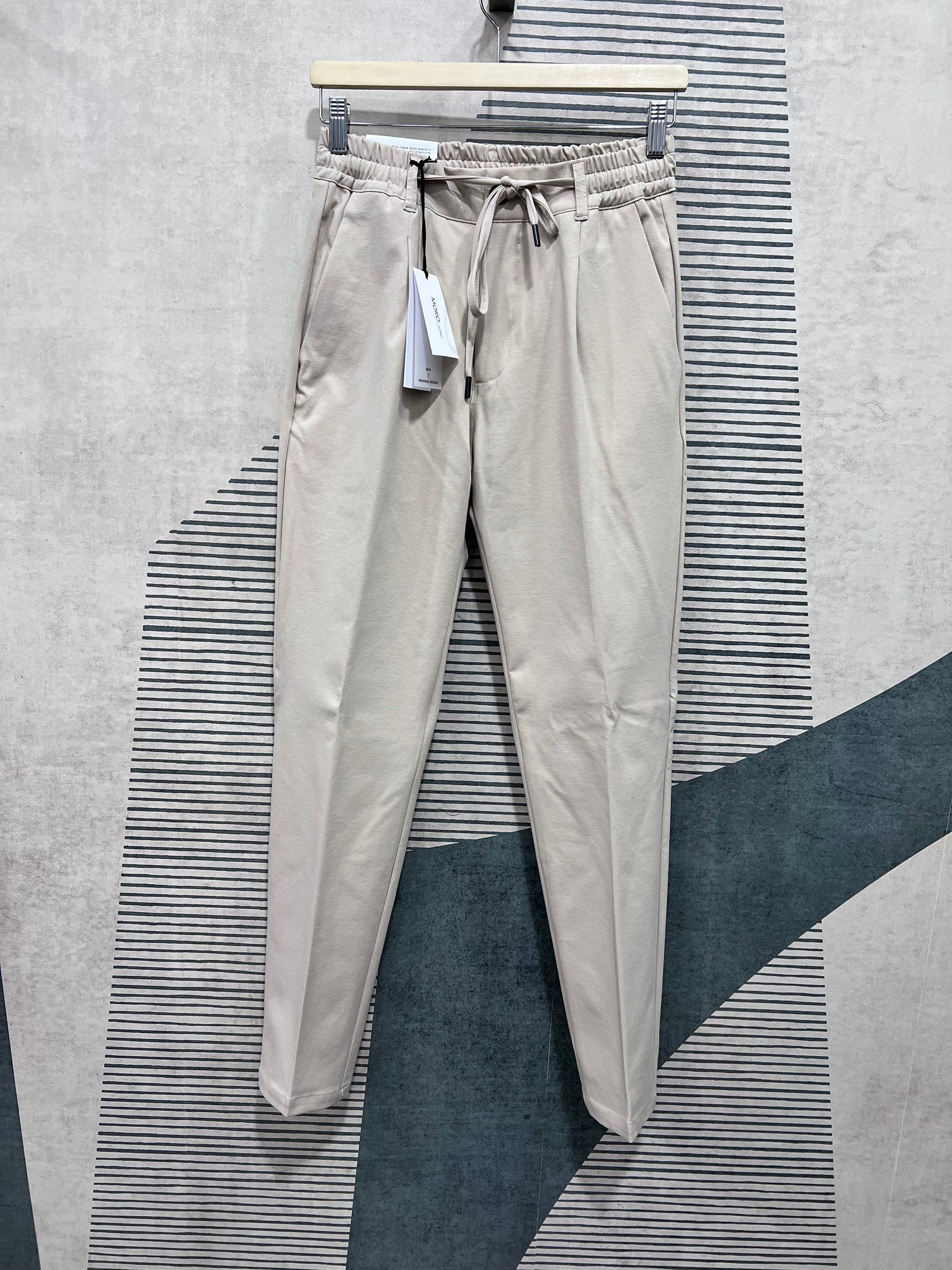 Dettaglio del pantalone uomo in punto milano - dell'abito uomo MEG beige.
