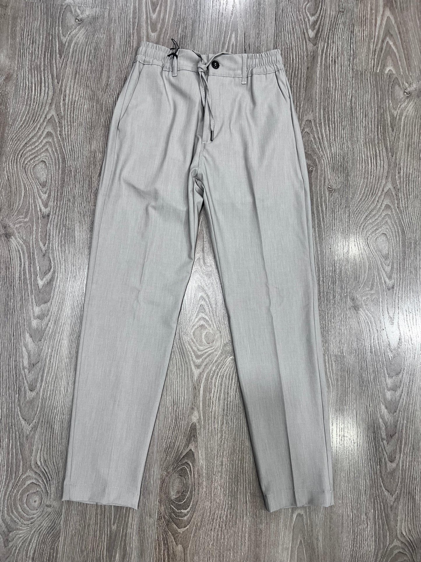 Pantalone uomo estivo poly viscosa grigio chiaro - dettaglio tessuto leggero