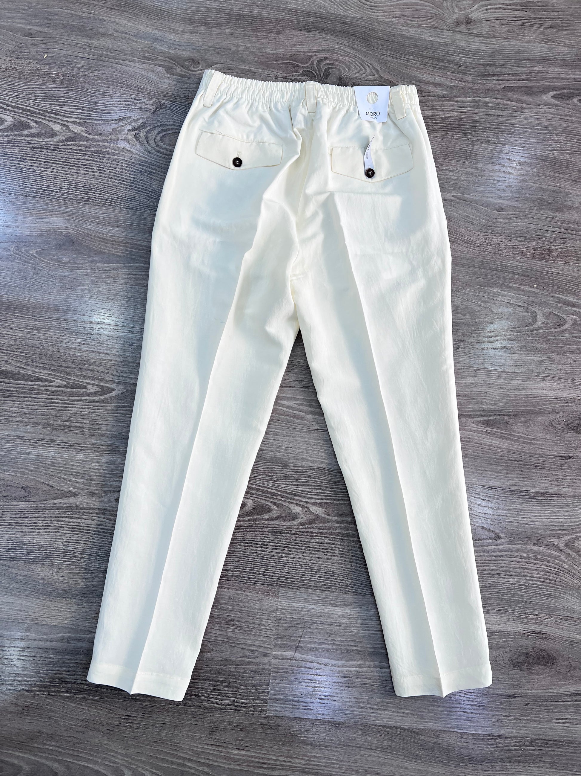 Pantalone sartoriale uomo con pince ME82 Frarò – Dettaglio tasche posteriori con pattine, colore bianco
