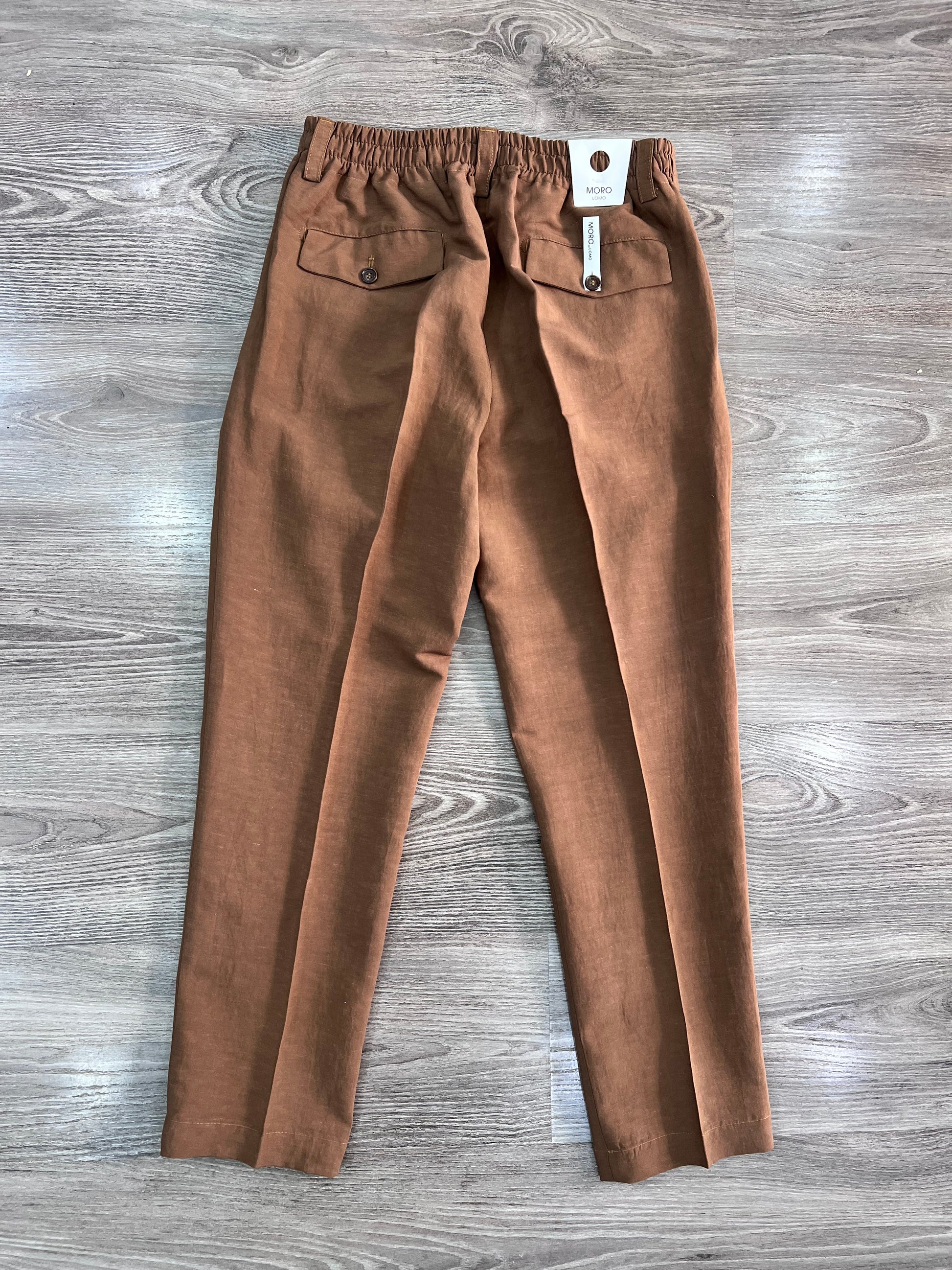 Pantalone sartoriale uomo con pince ME82 Frarò – Dettaglio tasche posteriori con pattine, colore Safari
