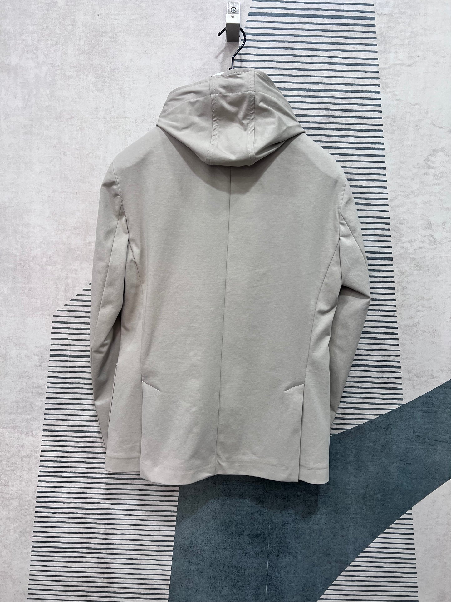 Dettaglio Giacca in punto Milano dell' abito Uomo MEG beige - vista posteriore.