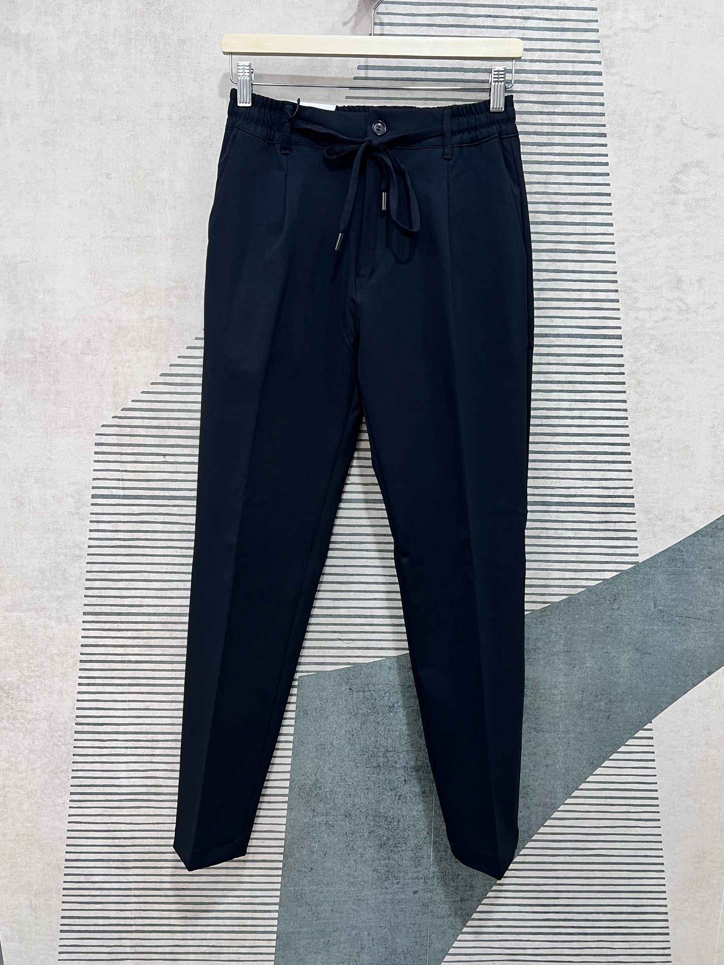 Dettaglio del pantalone uomo in punto milano - dell'abito uomo MEG nero.