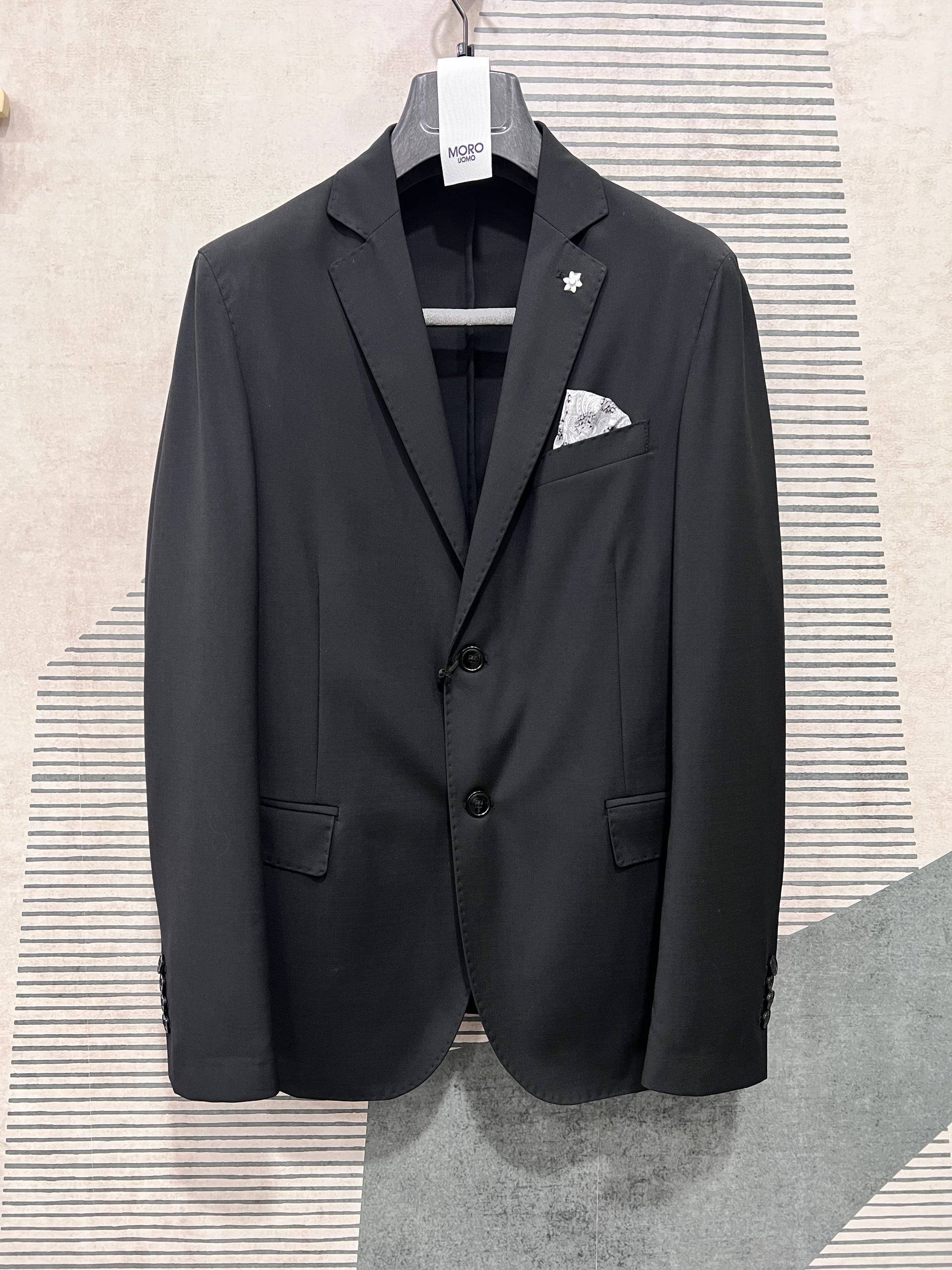 Giacca Fresco lana dell' Abito Uomo in Fresco Lana Nero – Completo Sartoriale Made in Italy su sfondo moderno
