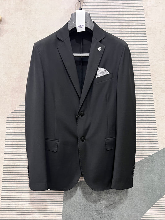 Giacca Fresco lana dell' Abito Uomo in Fresco Lana Nero – Completo Sartoriale Made in Italy su sfondo moderno