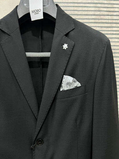 Giacca Uomo Monopetto Fresco Lana Nera –  dettaglio spilla e pasmina taschino - Abito uomo in fresco lana nero Sartoriale Made in Italy Frarò