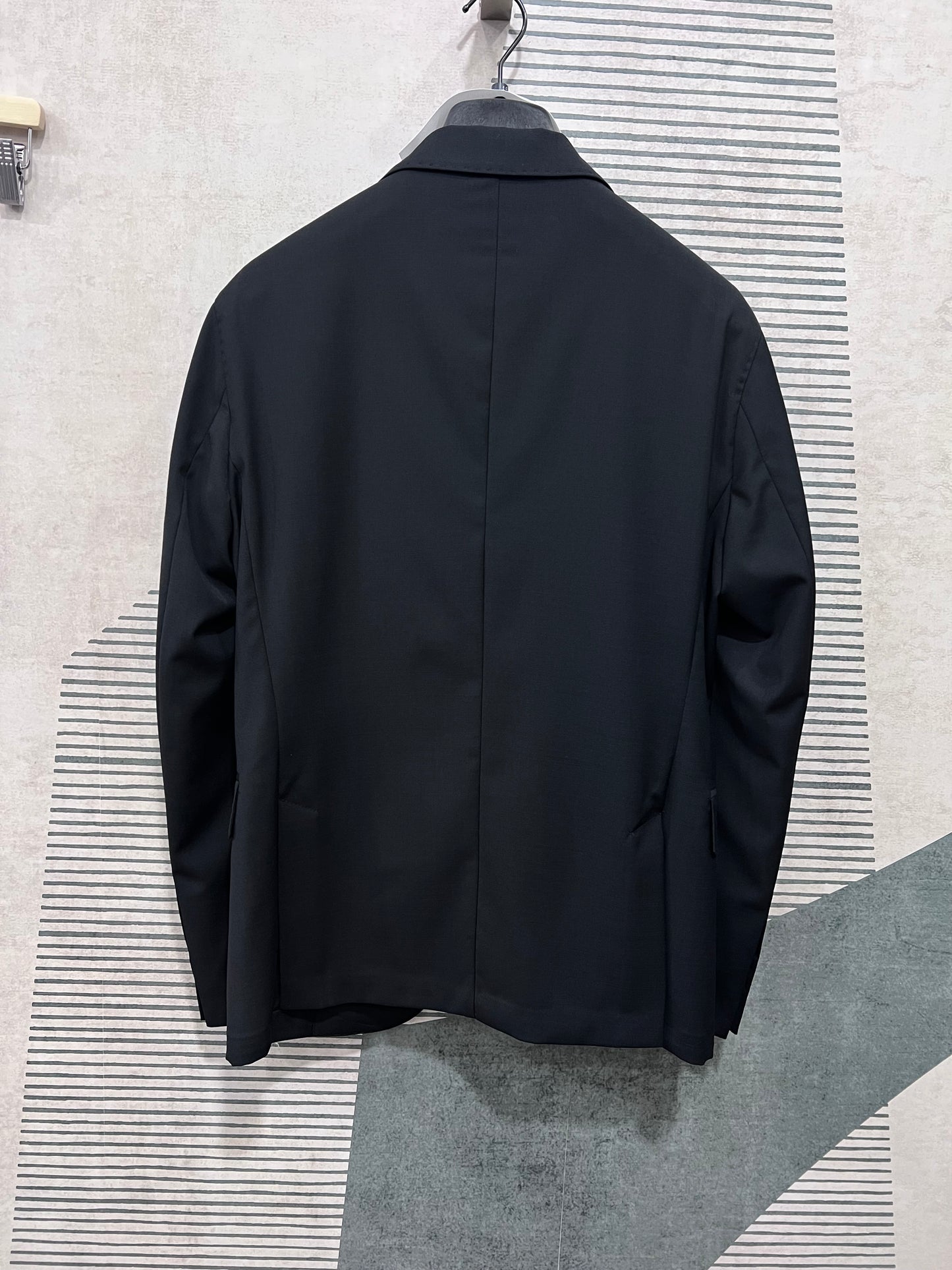 Giacca Uomo Monopetto Fresco Lana Nera – vista posteriore -  Abito uomo in fresco lana neroSartoriale Made in Italy Frarò